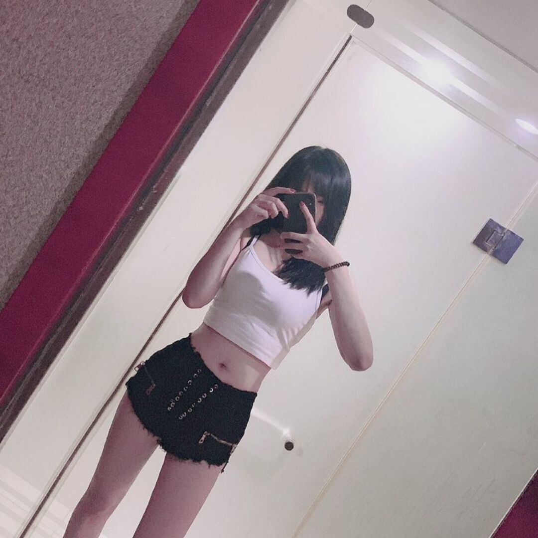 很漂亮的妹子，身材好，抱着挺舒服的