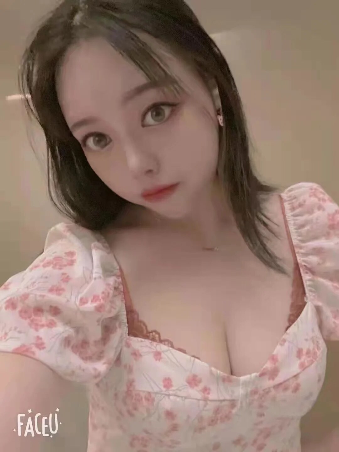 胸大火辣妹，很撩人，超赞