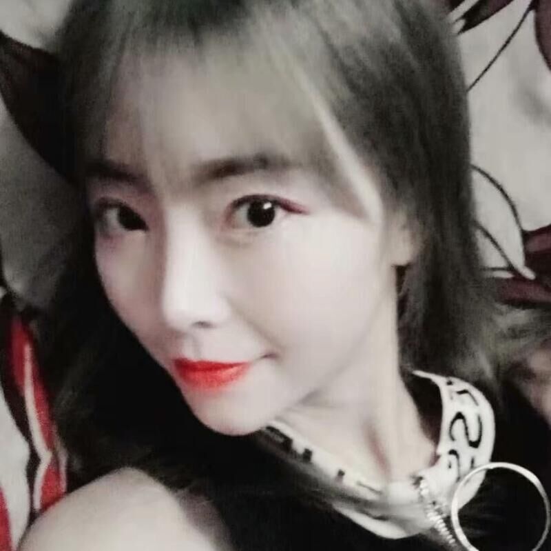 青涩的小嫩妹，表情销魂，很享受的样子