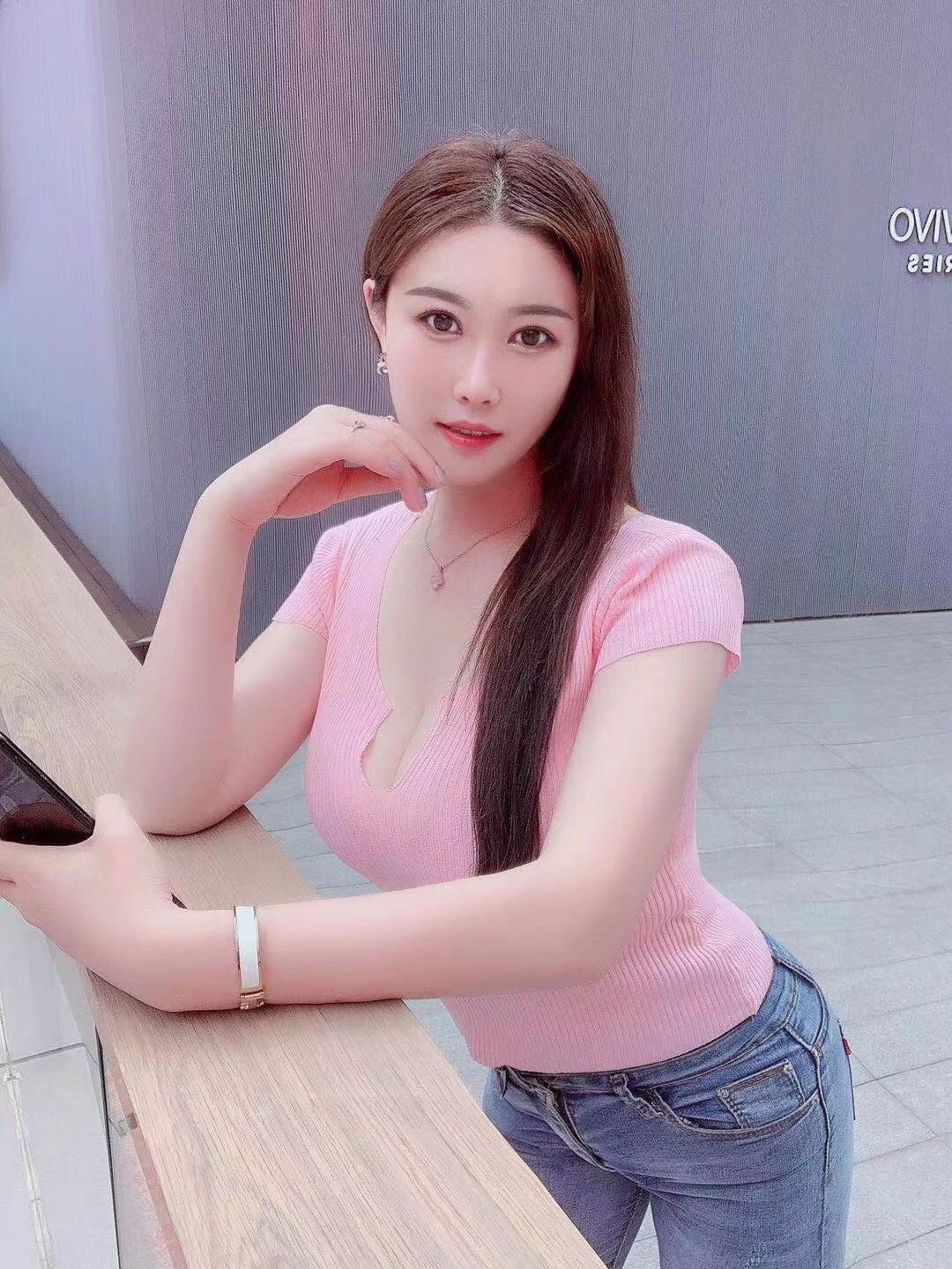 清纯系妹子，气质女神，前凸后翘