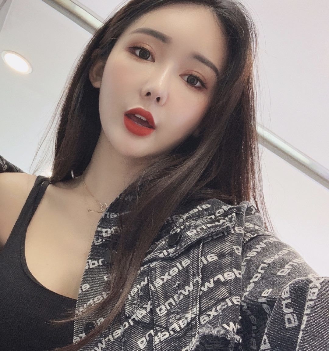 颜值超好的性感妹儿，乖巧听话