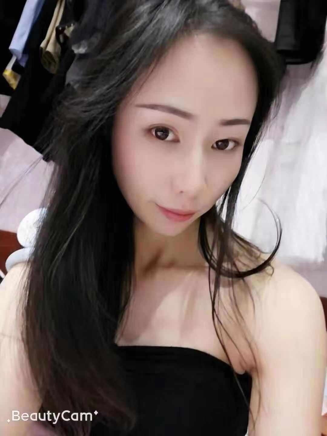 值得体验的小姐姐，胸挺人不错