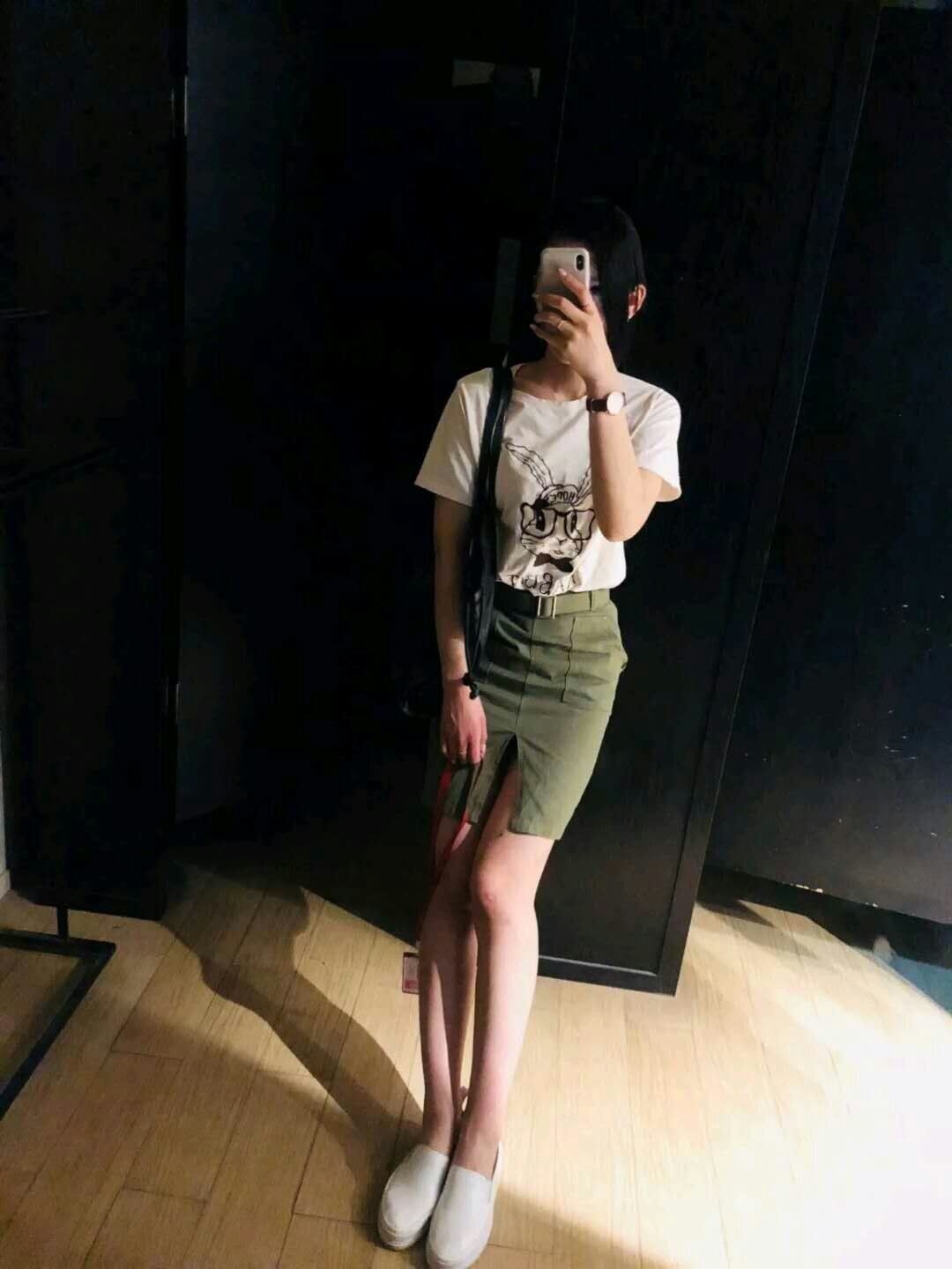 服务很专业的苗条妹子，颜值也不错
