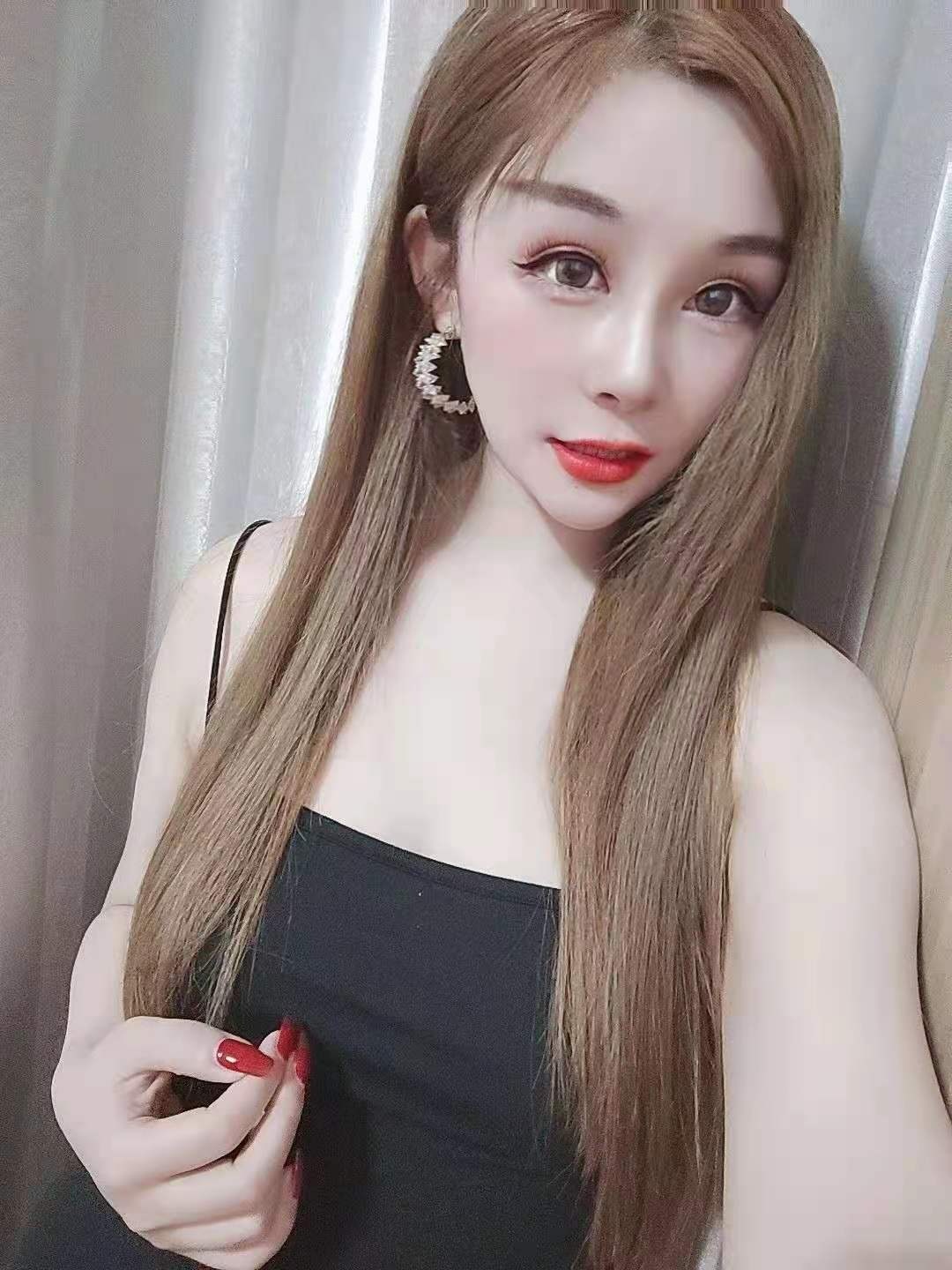 年轻，漂亮，身材好，服务也很赞