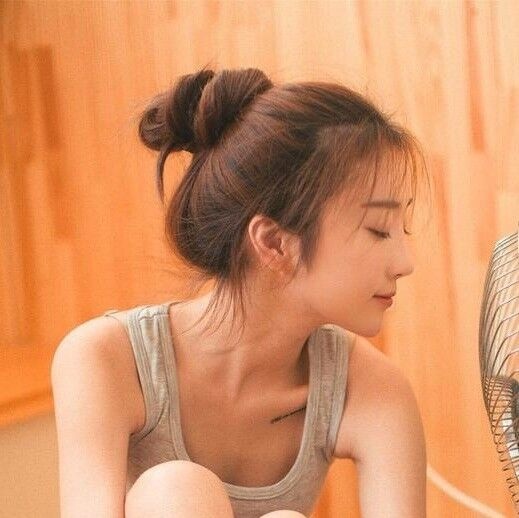 身材娇小的性感妹子，胸挺很坚实