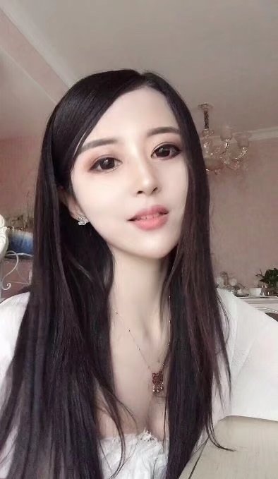 验证超值的美女，甜美可人