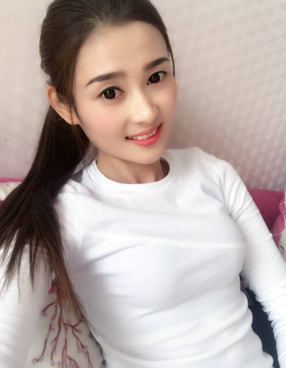 约过的甜美的爱笑女孩