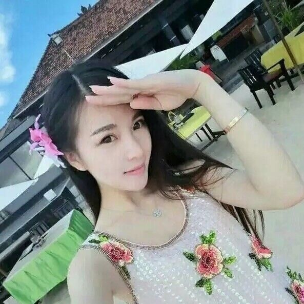 妹子身材还可以，比较清纯