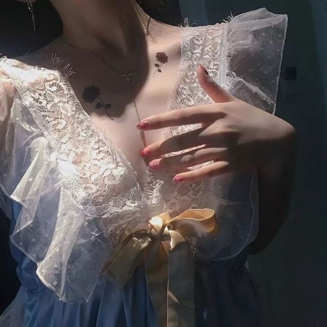 娇柔的纹身小美女，腿控的可以尝试下
