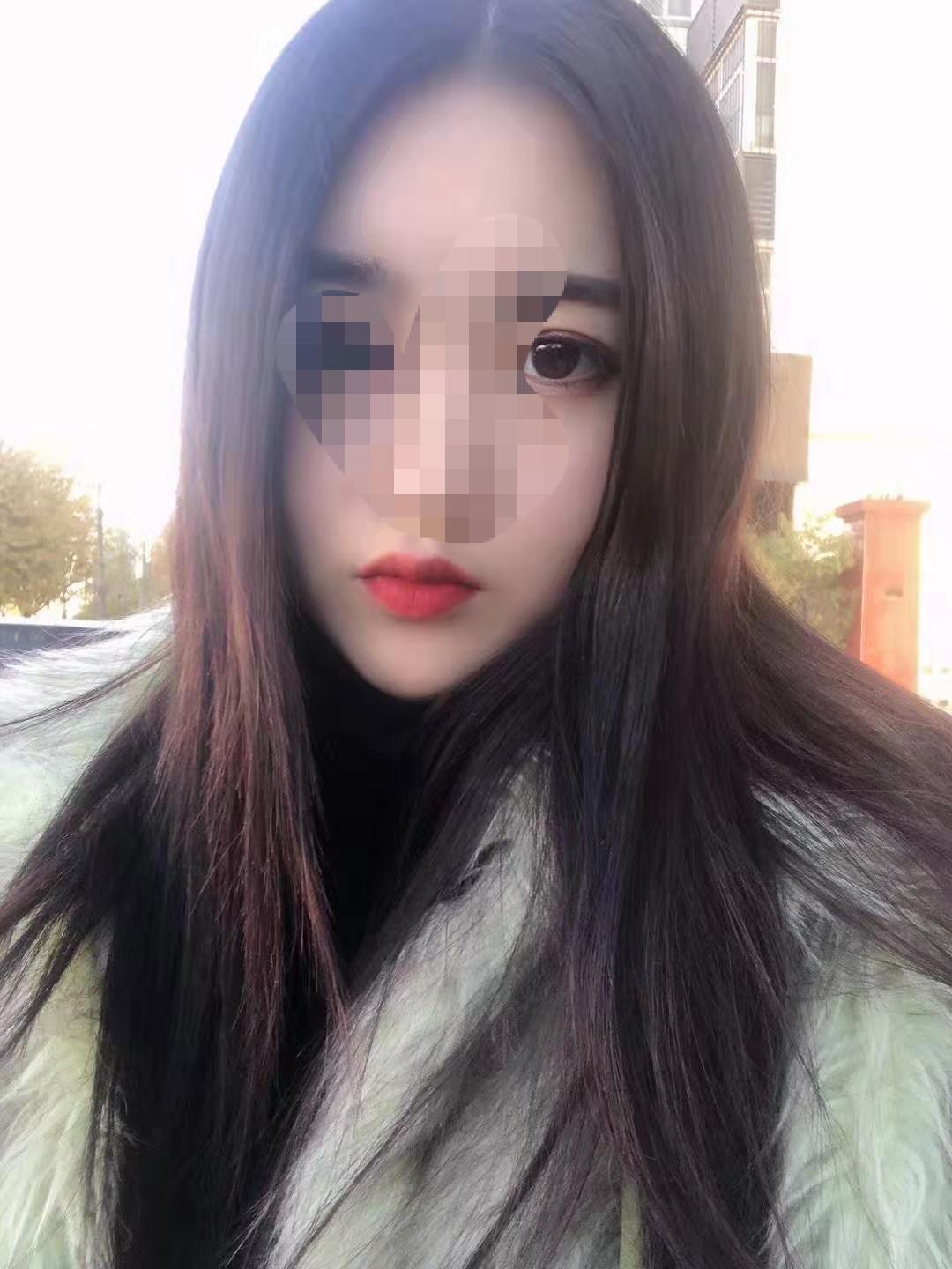 胸大年轻的火辣妹子，腿型很好看