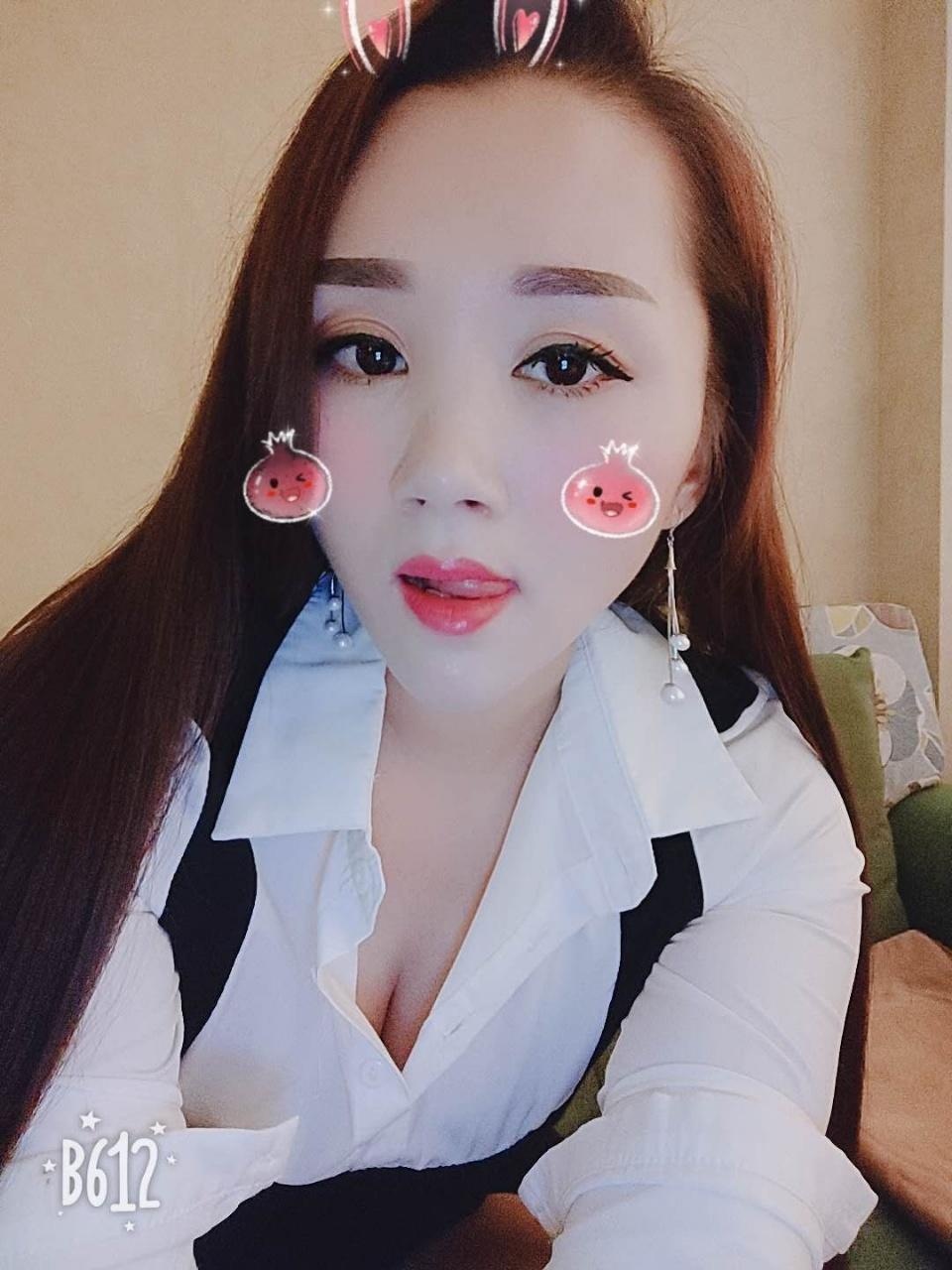 迷人少妇，肤白貌美