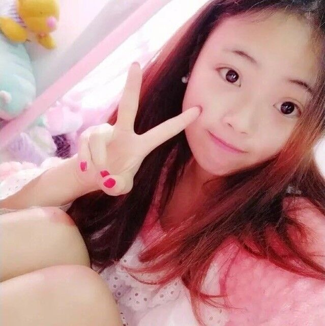 皮肤白的学生妹，娇小动人