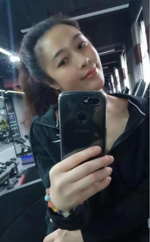 很有感觉，气质不错的长发妹子