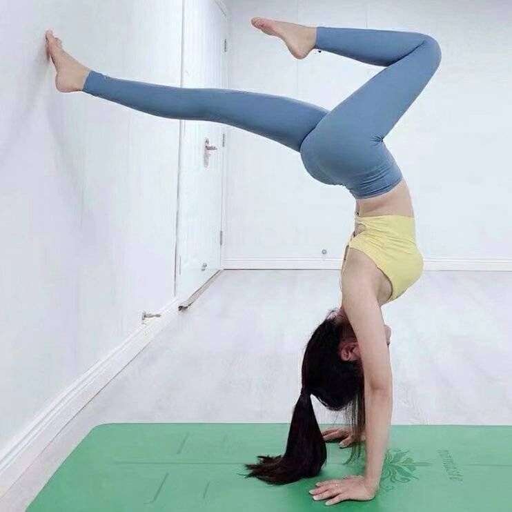 瑜伽教练，性感美女，服务棒