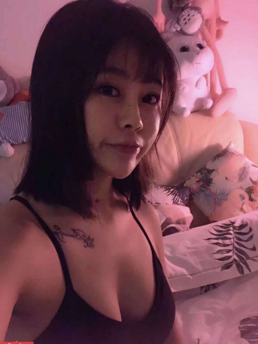 诱惑翘臀小美女，挺好的妹子