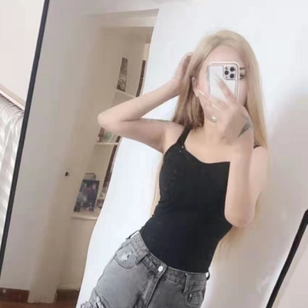 体验很漂亮的纹身小美女