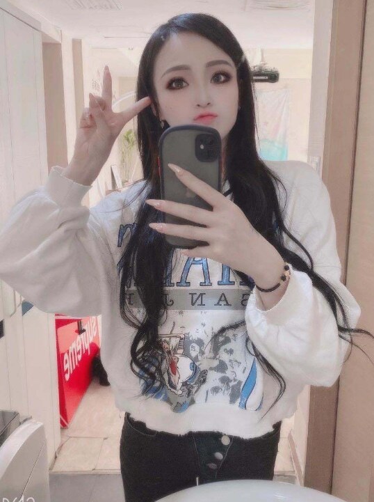 细高挑美女，腿比较长，很粉