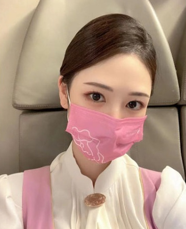 小姐姐皮肤白，身材很好，前凸后翘