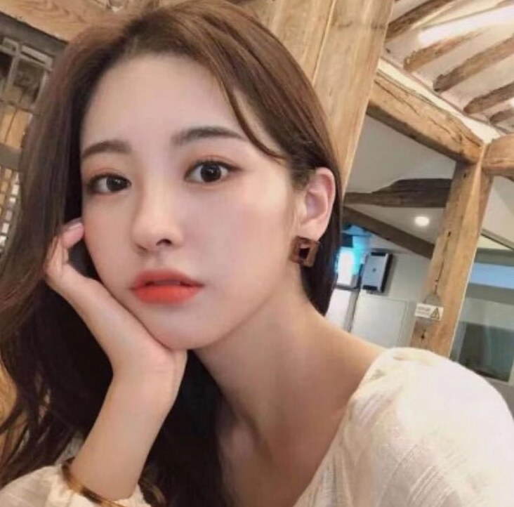 兼职少女奶子挺逼水直流