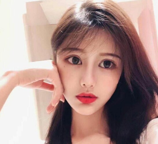 嫩乳骚味十足的小美人，身材火辣的很