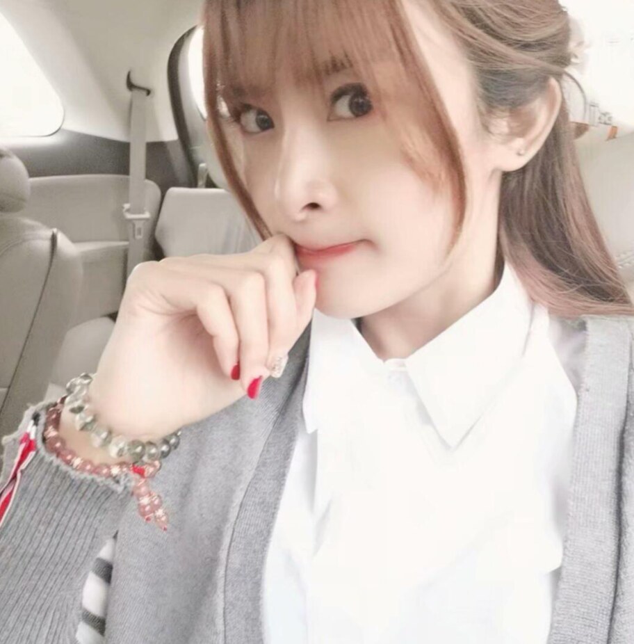 很主动还可以抱着干的妹子
