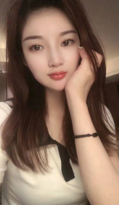 妹妹皮肤超棒，身材火辣，喜欢黑丝的约下试试