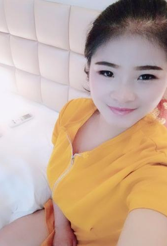 微胖小姐姐，白嫩白嫩的