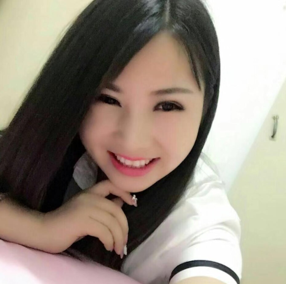 一个小巧玲珑兼职的楼凤，服务很热情