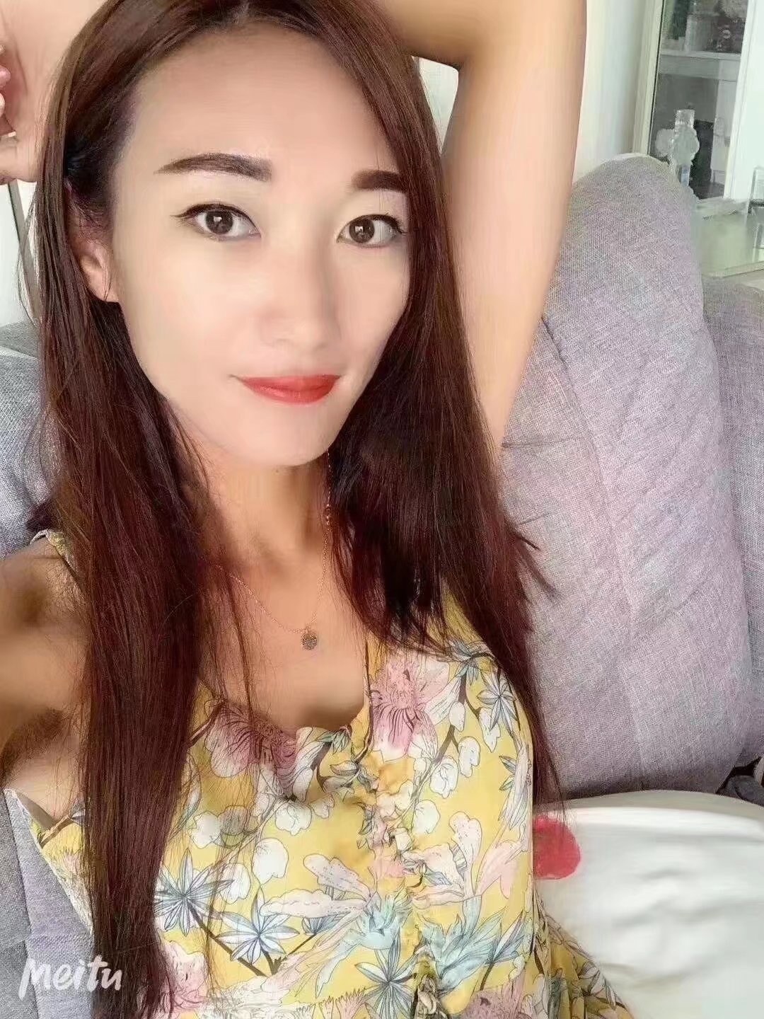 性感的长腿少妇，姿势很配合