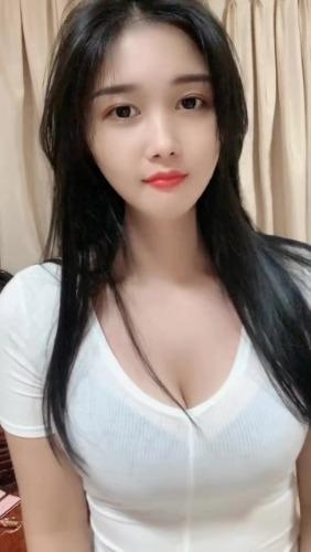 漂亮妹子身材高挑，乃子大