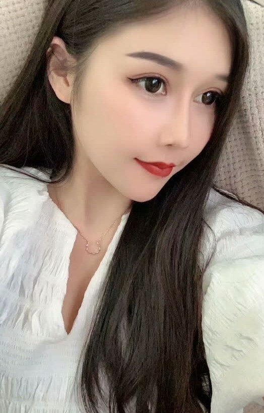 腿蛮细的，胸很大的小妹，值得推荐！