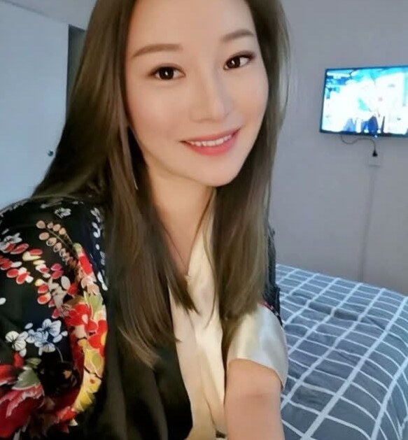 皮肤身材都不错的热情妹子