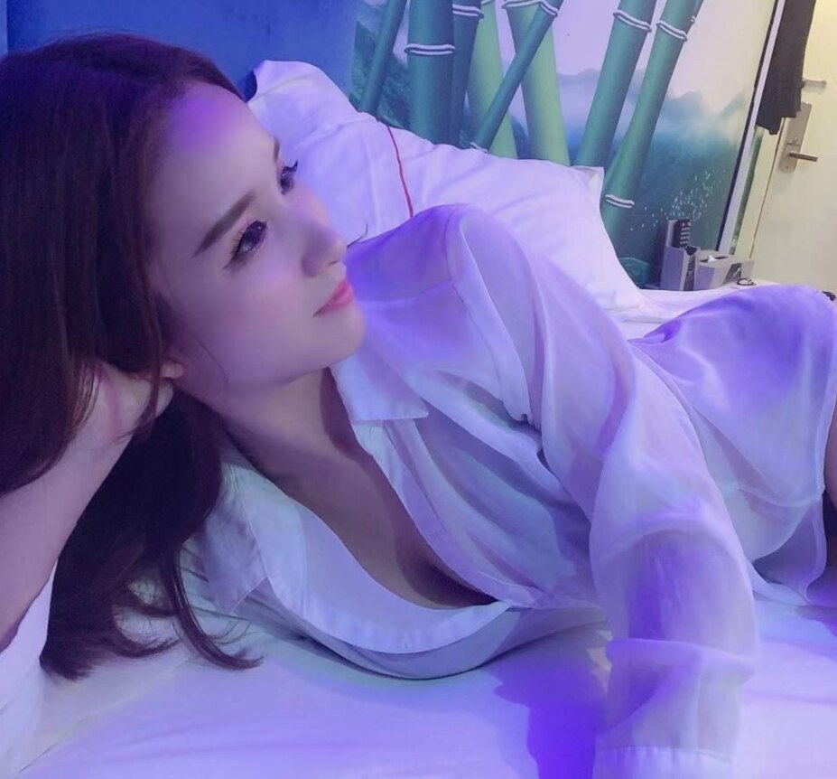 长相甜美的大长腿妹子，不催人