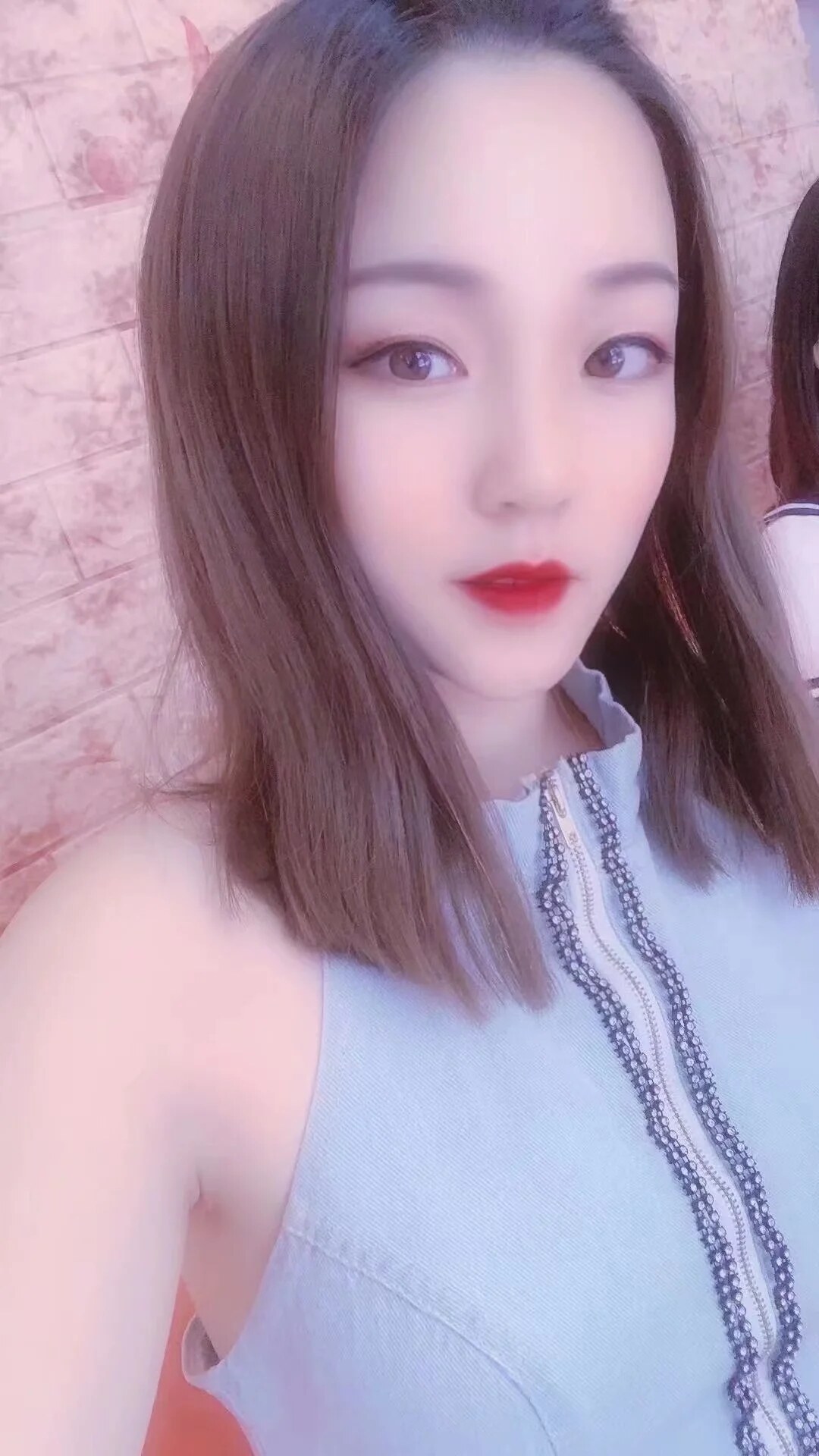 年轻女孩，温柔可爱，身材好