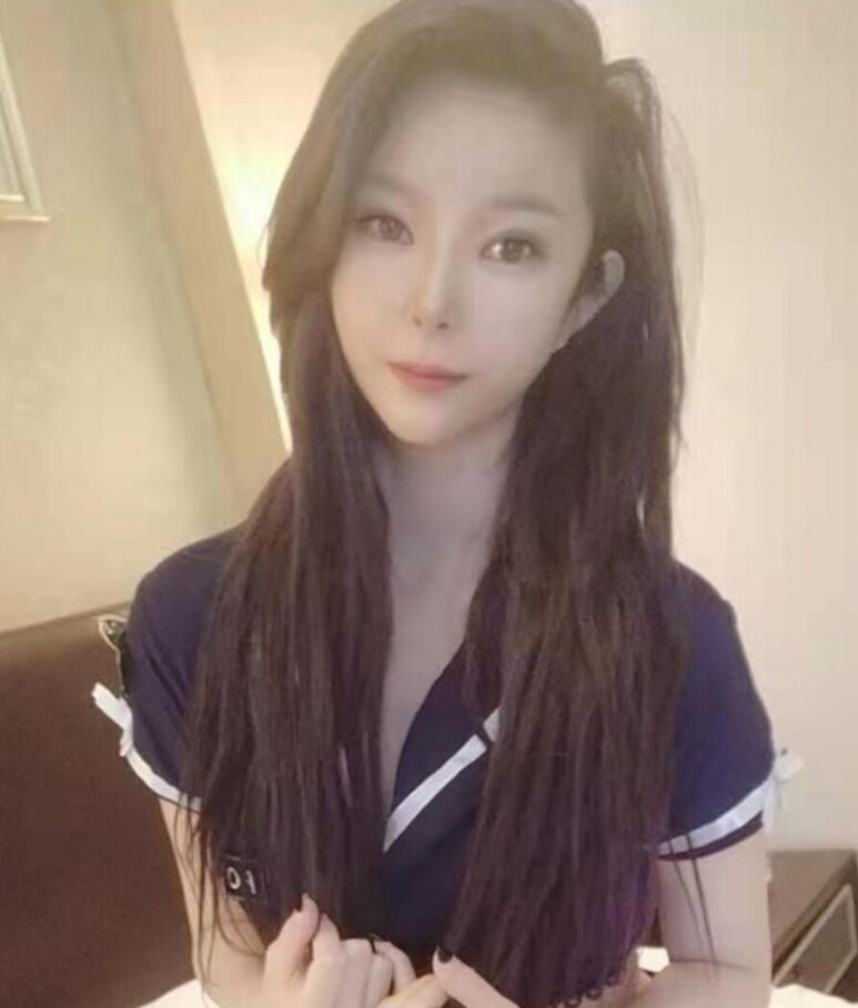 瘦弱的妹子，胸倒是不小