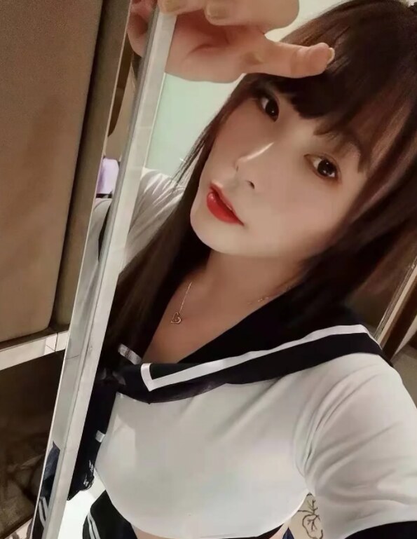 娇小剃毛的人工小白虎