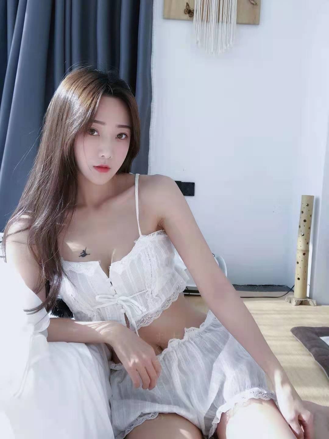 乖巧的性感妹子