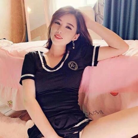 魅力大，胸型超美的性感美女