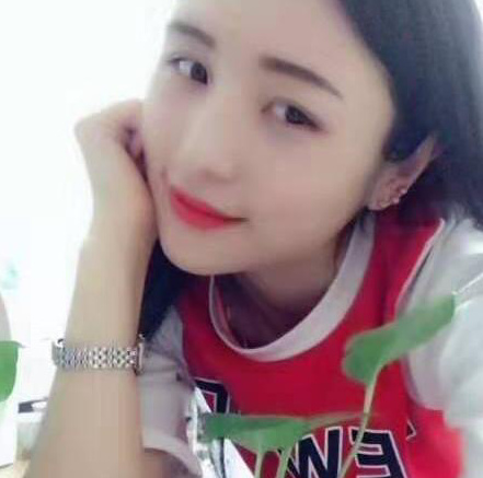 笑起来好看的年轻妹子