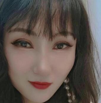 颜值在线美女。白皙身材高挑，舒服