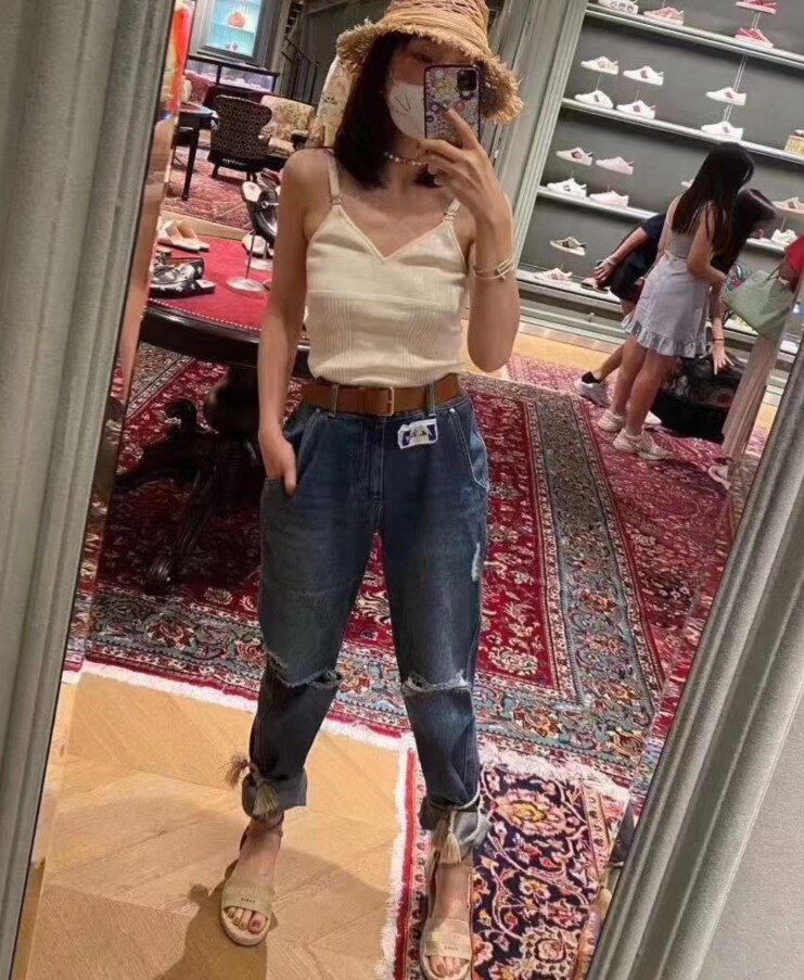 娇小瘦弱的兼职小姐姐