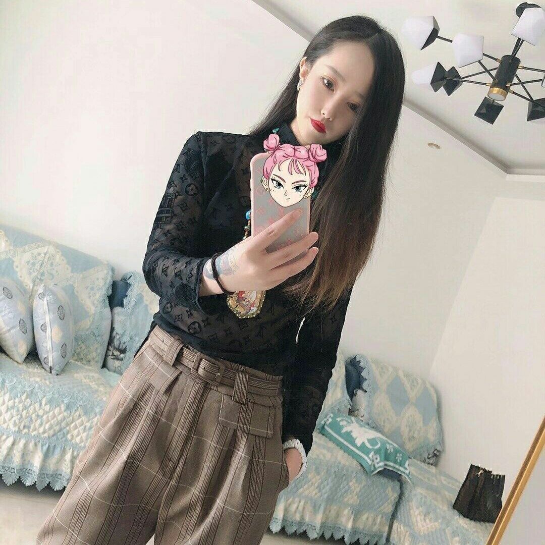 颜值不错，身材火辣的小美女，非常紧