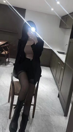 超嫩的一线天长腿美女