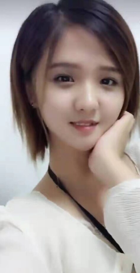 皮肤白嫩身材好的小妮子