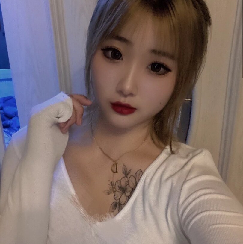 年轻漂亮的兼职小姐姐