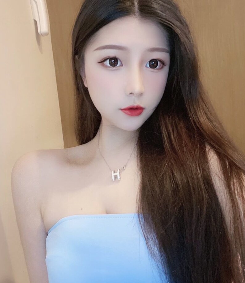 外表一流，邻家淑女，长发及腰