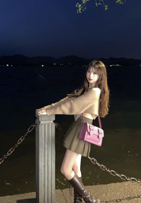 肤白貌美的羞涩小姐姐