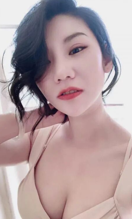 大胸细腰，翘臀的嫩妹子