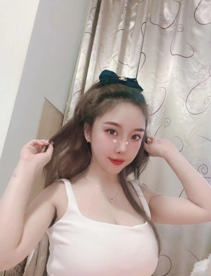 享受妹子的爆乳制服诱惑