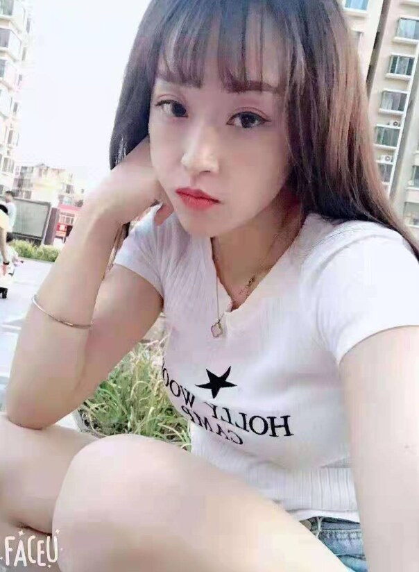 身材娇小的羞涩小姐姐